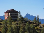 63 Dalla diga zoom sul Rifugio Laghi Gemelli